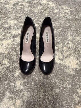 Steve Madden Black Patent Round-Toe Heels